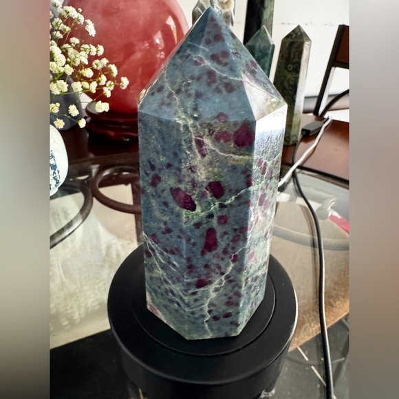 Ruby in kyanite tower very UV reactive. Weight approx:3.2lb